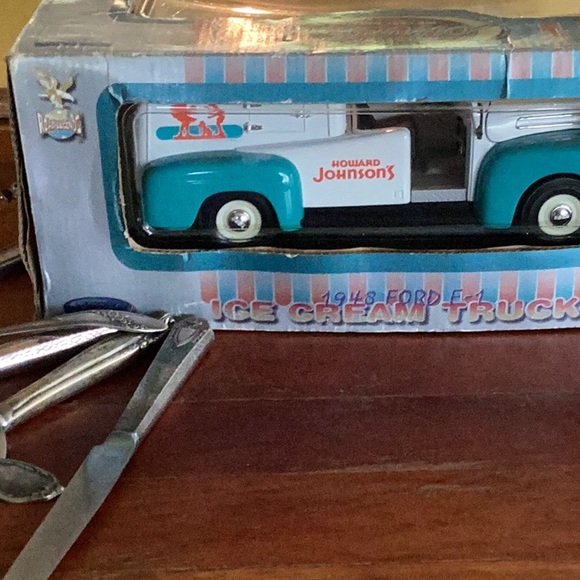 π¨ Deadstock 1948 Ford F1 ICE CREAM TRUCK Howard Johnsonβs NIB - Picture 9 of 16